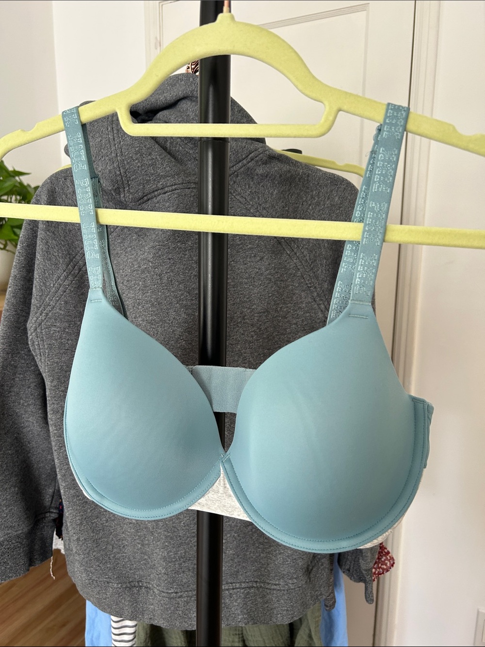 Victorias Secret PINK T-Shirt Bra. Size 34DD. Underwire/padded.